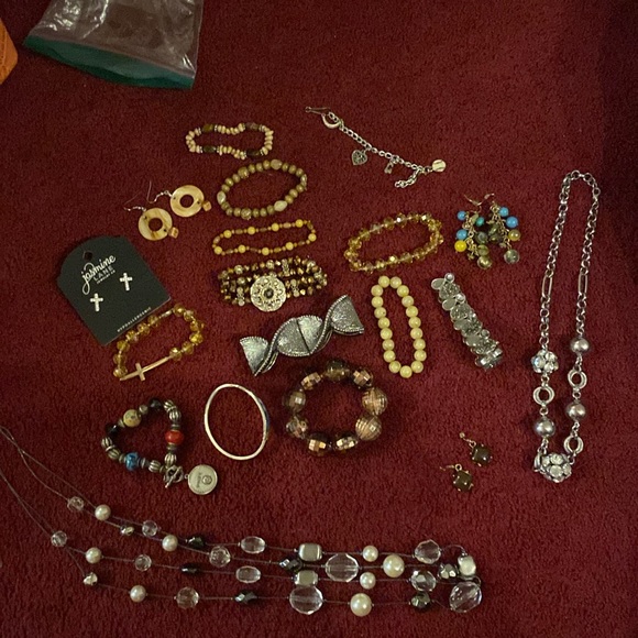 Bundle of jelwery - Picture 1 of 6